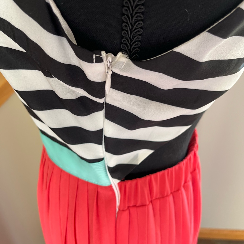 New Coastal Resortwesr Open Back Stripe Top Coral Pleated Skirt Maxi Dress Small — image 5 of 8
